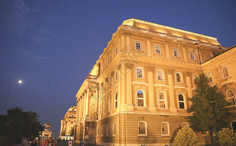 布达佩斯的布达王宫夜景高清图片