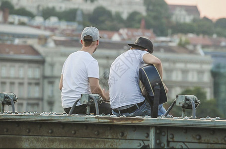 布达佩斯链子桥上的歌手高清图片