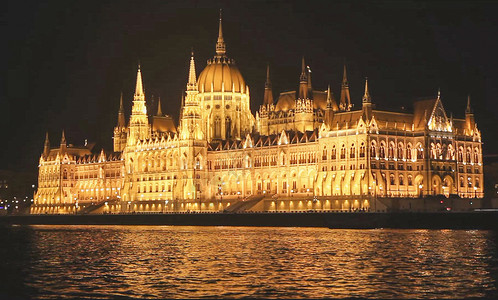 晚上布达佩斯匈牙利国会大厦夜景背景