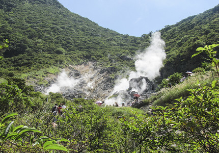 大涌谷蒸汽升起日本富士山地区著名的景点大涌谷背景