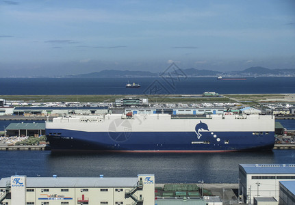 大阪海游馆停靠在日本码头的大型滚装船背景