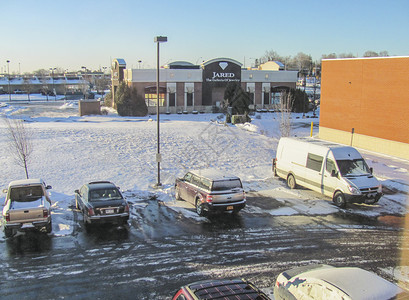 底特律郊区酒店的停车场高清图片