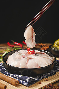 新鲜财鱼片筷子夹生鱼片高清图片