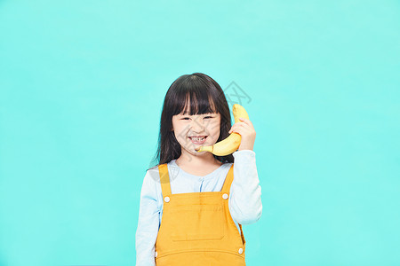 拿花小姑娘小女孩拿香蕉打电话背景