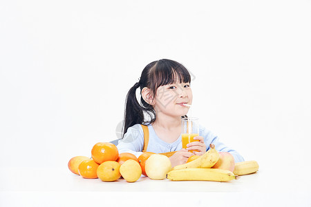 小女孩喝果汁高清图片