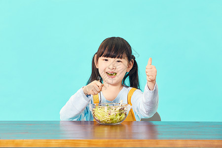 小女孩吃沙拉点赞高清图片