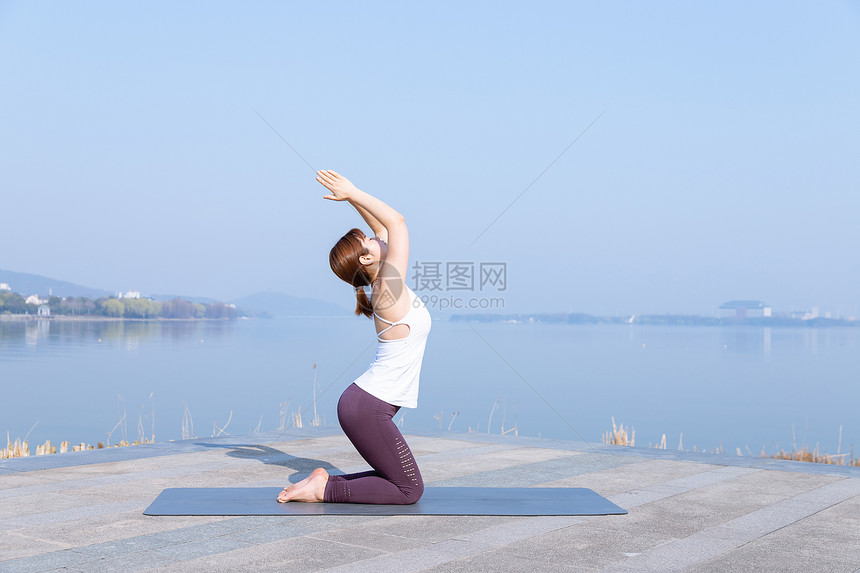 女性瑜伽晨练图片