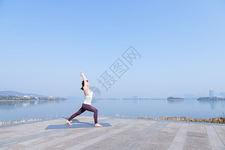 女性瑜伽晨练图片