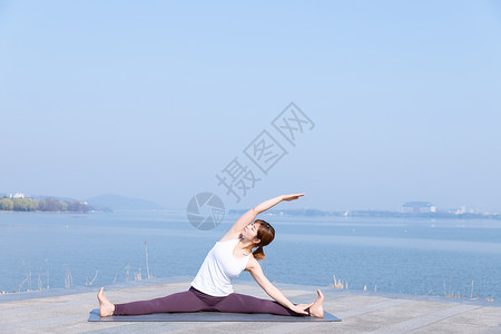 女性瑜伽晨练背景图片