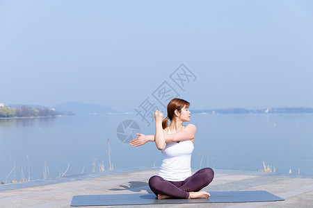 女性瑜伽晨练高清图片