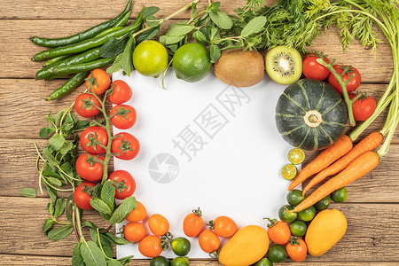 木板上的蔬菜和水果图片