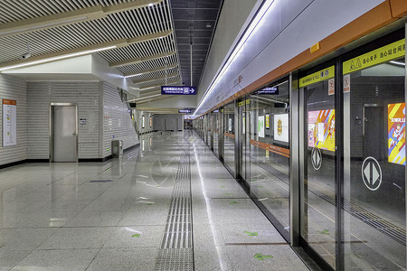 安全门空旷的地铁站站台背景