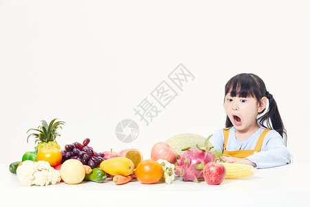 儿童吃惊小女孩与水果背景