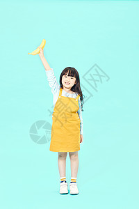 小女孩吃香蕉背景图片