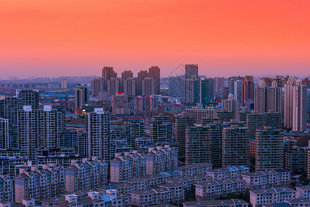 日落下密集的城市建筑背景图片