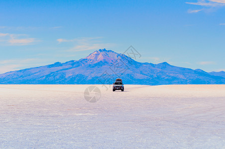 乌尤尼盐湖上奔驰的汽车图片