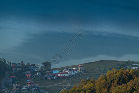 博卡拉乡村尼泊尔博卡拉费瓦湖旁的小镇背景