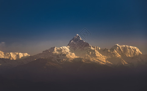 尼泊尔日出安纳普纳山脉背景