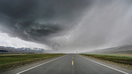 新疆暴风雨背景图片