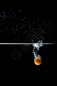 掉入水中的橙子背景图片