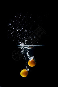 溅起水花的橙子背景图片