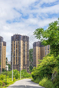 人造内景湖蓝天白云下的小区楼盘背景