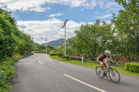 盘山公路上的自行车手背景图片