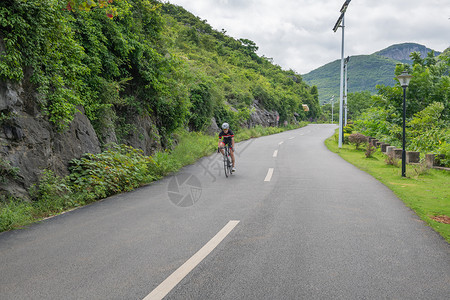 盘山公路上的自行车手背景图片