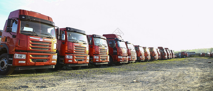 大型货车框架停靠在路边的一排货车背景