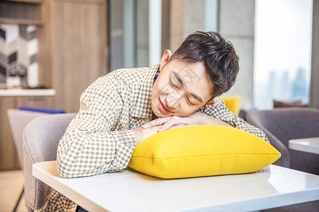 青年男性休闲午后背景图片