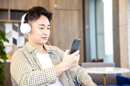 青年男性戴耳机背景图片