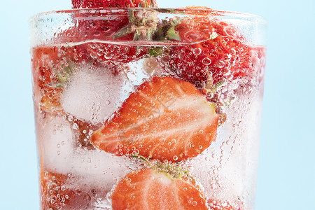 草莓气泡水透明草莓素材高清图片