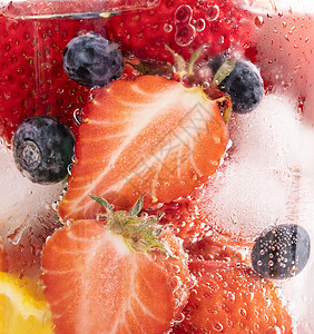 草莓蓝莓气泡水背景图片