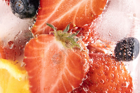 草莓气泡水水珠冰草莓高清图片