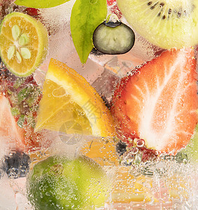 水果气泡水混合叶子沙拉高清图片