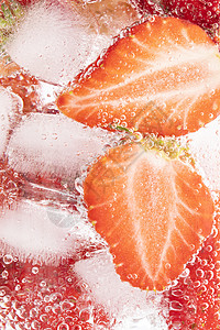 草莓气泡水粉色冰块高清图片