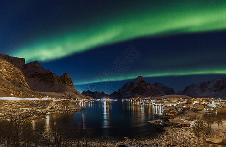 挪威村庄美丽的北欧冬季北极光背景