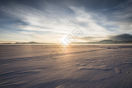 暖色调风景新疆冬季雪原日落背景