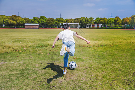 踢足球操场男孩小学生操场踢足球背景