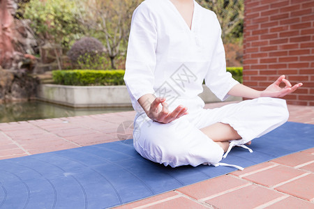 女性瑜伽冥想特写图片