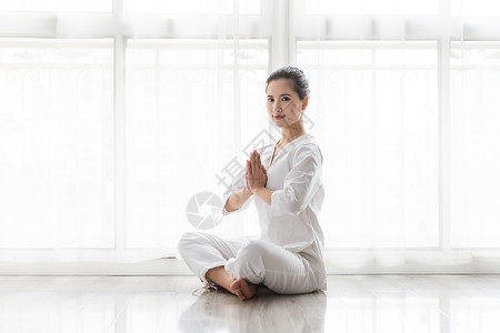 女性瑜伽打坐冥想图片