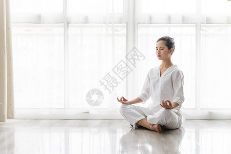 室内瑜伽运动训练女性瑜伽打坐冥想背景