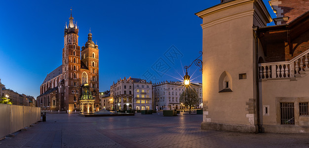 波兰克拉科夫老城广场夜景图片