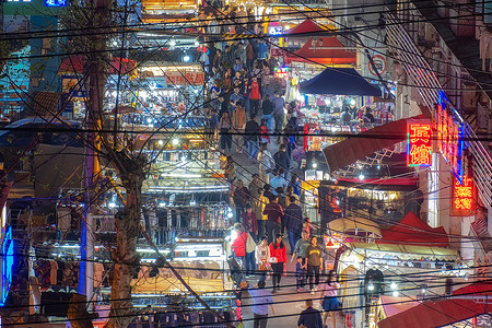 城市夜晚喧嚣的夜市商贩人群高清图片