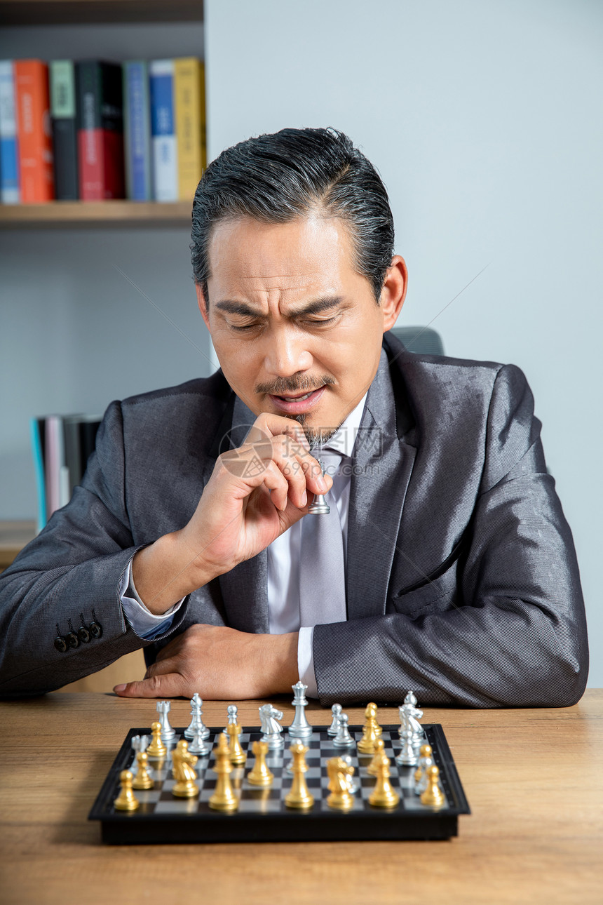 商务男士下棋图片