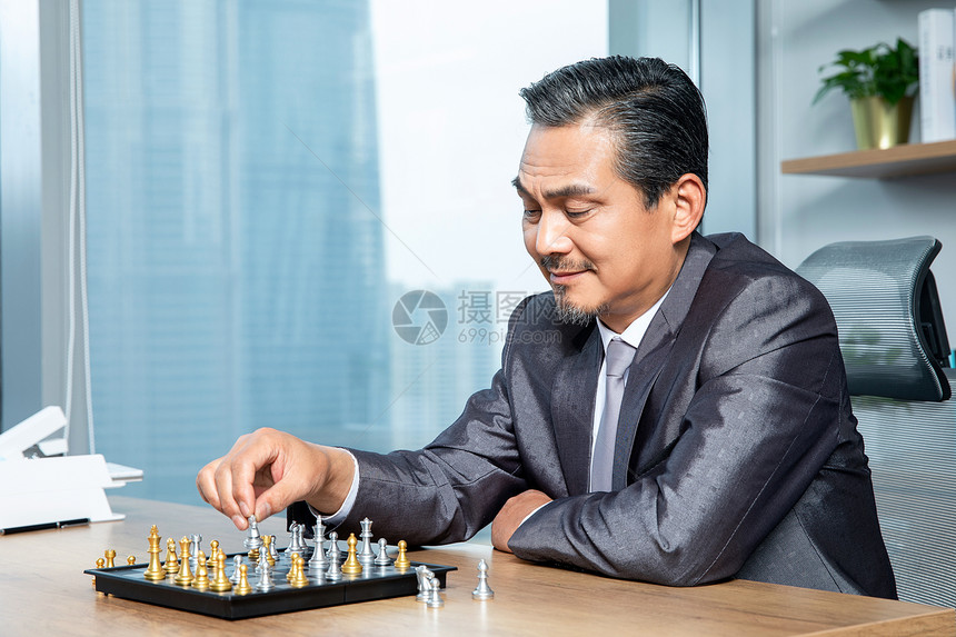 商务男士下棋图片