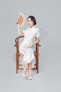 旗袍女性椅子折扇背景图片