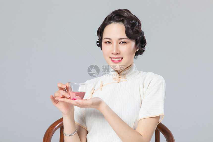 旗袍女性喝茶图片
