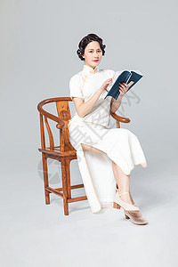 旗袍女性看书背景图片
