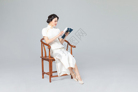 旗袍女性看书背景图片